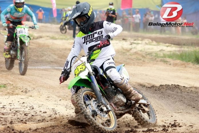 Tampil Full Power, Indra Aldo Raih Juara Umum Junior Grasstrack Motocross ART Kampar