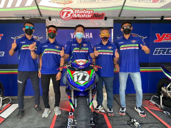 M Yusuf (tengah) bersama manajer tim H Ludi Latif dan ketiga pembalapnya