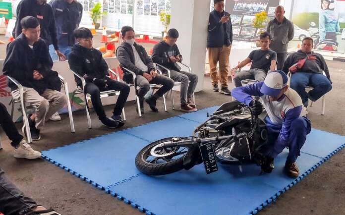 Mendirikan Sepeda Motor #2