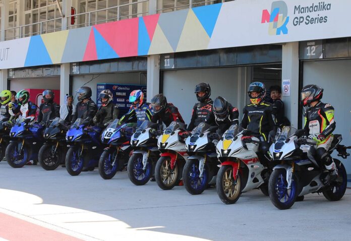 bLU cRU riding experience All New R15 Connected Series di sirkuit Mandalika (6)