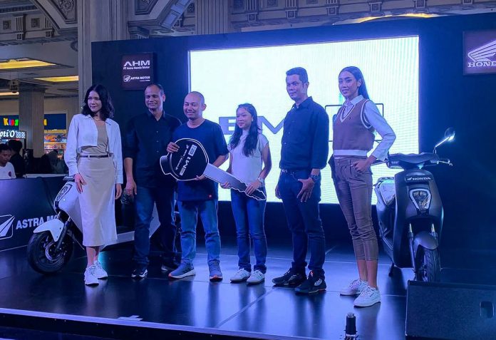 Simbolis penyerahan kepada perwakilan konsumen pertama Maulana Ahmad Nugroho (kiri tengah) dan Natasha Angelina (kanan tengah)