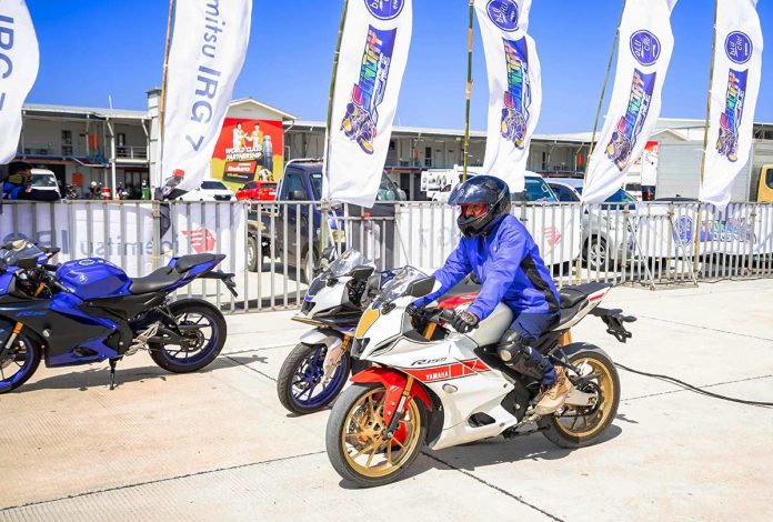 Jadi Bagian Keseruan bLU cRU Experience Day, Rasakan Riding Experience R15 Connected di Mandalika (1)