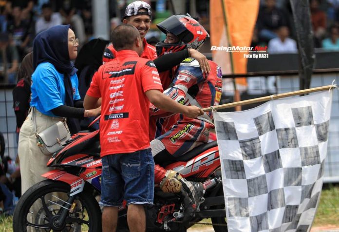 Azi Firdaus selebrasi juara MP2