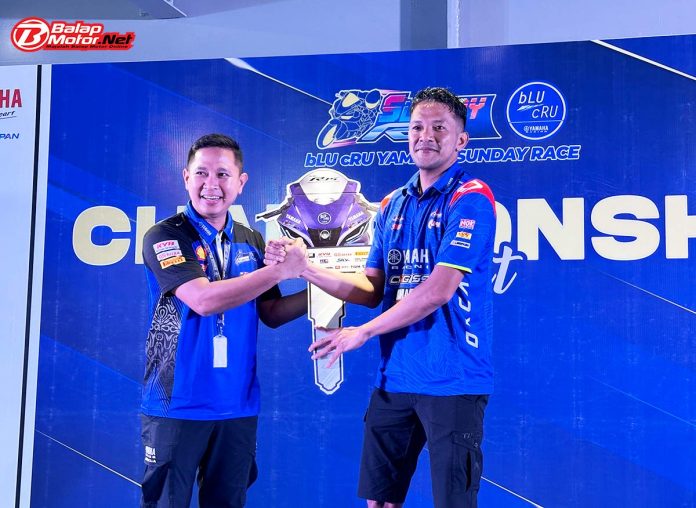 Rey Ratukore saat menerima penghargaan juara umum YSR 2024