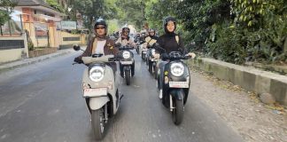Seru-seruan Bareng, Lady Bikers Honda NgabubuRIDE Cantik dan Berbagi di “Hijabers Serenity Ride”