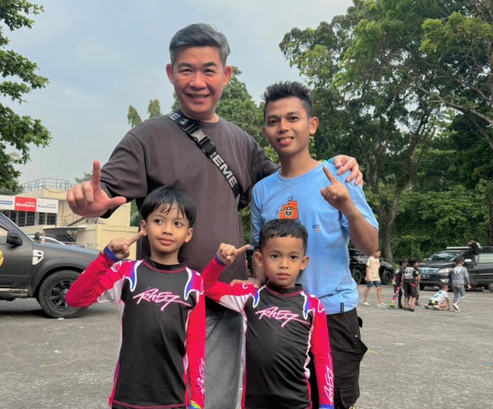 Bayu Ucil bersama dia pembalap dan owner LENKA, Setiawan Tjendraputra
